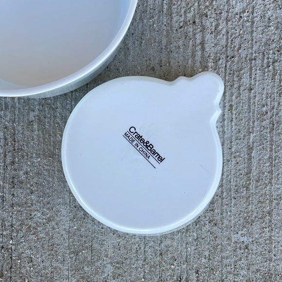 Crate and Barrel White Nesting bowls pineapple appetizer party serving Lot of 2 - Picture 2 of 3